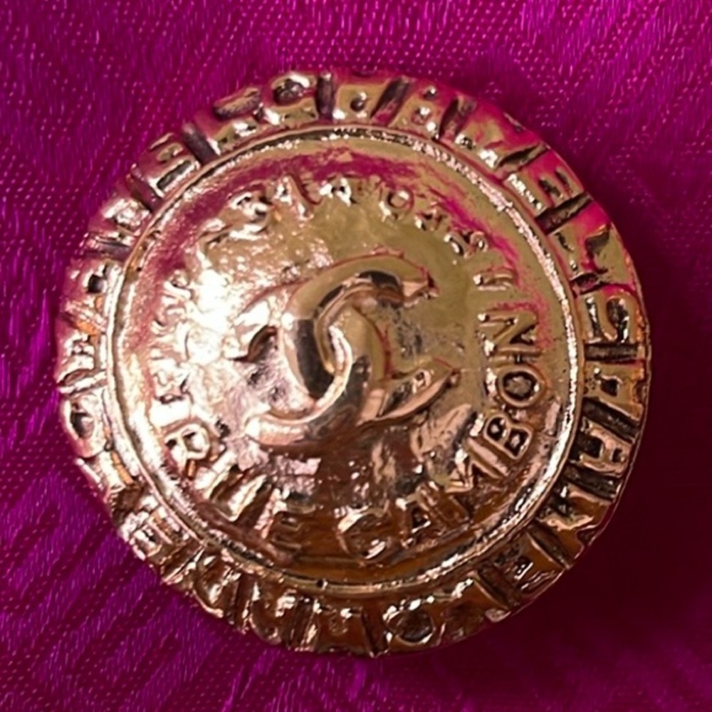 Large Chanel vintage gold clip on earrings